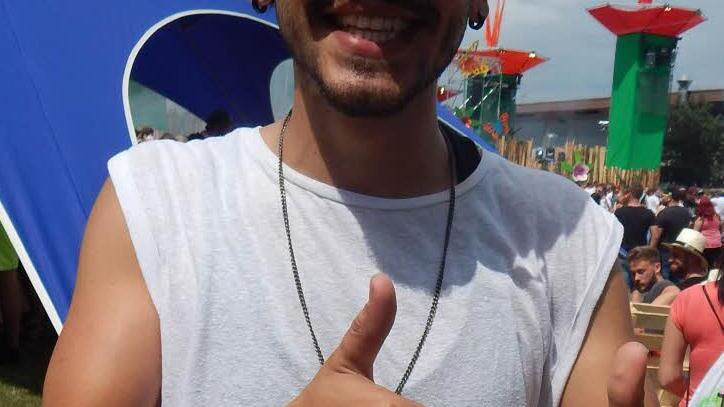 även Cokgezer (23):  "Für mich ist es heute das erste Mal bei Daycation und ich finde es bisher richtig geil. Man kann super entspannt tanzen und trinken. Allerdings ist das Gelände auch relativ klein, sodass man sich leider nur schwer zurückziehen kann und die Musik überall richtig laut ist. Ich werde aber trotzdem auf jeden Fall bis zum Ende bleiben und auch zur Aftershow-Party gehen."