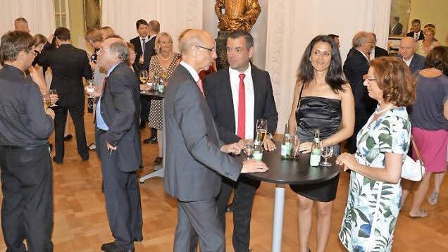 Walter Schweinsberg und Bürgermerister Toni Schick im Gespräch mit Gästen des Abends.