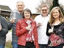Jedes Jahr kommen Peter Panne und Sabine Steinhöfer aus Köln nach Theinheim. Zum 20. Mal verbrachten sie jetzt die Ostertage mit Freunden im Steigerwald, weshalb Bürgermeister Matthias Bäuerlein gratulierte (von links): Meftun Altai, Elke und Andreas Sartori, Peter und Sabine Steinhöfer, Wirt Michael Bayer, Martina Altai, Armin und Elisabeth Oppelt mit Tochter Nadine sowie Bürgermeister Bäuerlein.