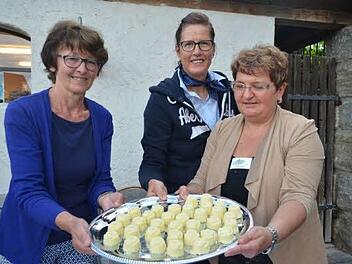 Selbstgemacht und kinderleicht: Die Kräuterführerinnen Helga Lottes, Hildegund Kratzer-Zink und Evi Derrer präsentieren die fertigen Badepralinen.  Foto: Larissa Händel
