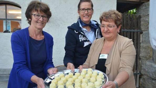 Selbstgemacht und kinderleicht: Die Kräuterführerinnen Helga Lottes, Hildegund Kratzer-Zink und Evi Derrer präsentieren die fertigen Badepralinen.  Foto: Larissa Händel