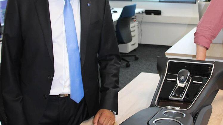 Parag Shah an einer Mittelkonsole mit vielen technischen Finessen. Die Konsole wurde maßgeblich von Dr. Schneider mitentwickelt. Foto: Friedwald Schedel