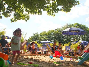 Kaum ist der Strand um 16 Uhr geöffnet, wird er an sonnigen Tagen - wie am Dienstag - bevorzugt von jungen Familien genutzt. Foto: Ekkehard Roepert