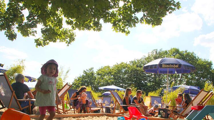 Kaum ist der Strand um 16 Uhr geöffnet, wird er an sonnigen Tagen - wie am Dienstag - bevorzugt von jungen Familien genutzt. Foto: Ekkehard Roepert