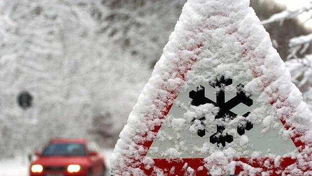Schneef&auml;lle und glatte Stra&szlig;en haben am Sonntag zu mehreren Verkehrsunf&auml;llen in Franken gef&uuml;hrt. Dabei gab es auch Verletzte. Symbolfoto: Frank Leonhardt/dpa