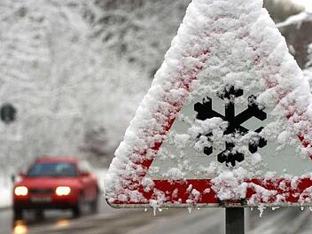 Schneef&auml;lle und glatte Stra&szlig;en haben am Sonntag zu mehreren Verkehrsunf&auml;llen in Franken gef&uuml;hrt. Dabei gab es auch Verletzte. Symbolfoto: Frank Leonhardt/dpa