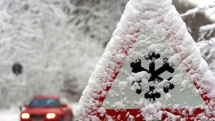 Schneefälle und glatte Straßen haben am Sonntag zu mehreren Verkehrsunfällen in Franken geführt. Dabei gab es auch Verletzte. Symbolfoto: Frank Leonhardt/dpa