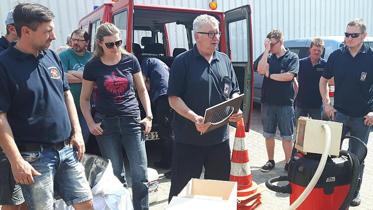 Philipp Engel (Mitte), ehrenamtlicher Wespen- und Hornissenberater beim Kreisfeuerwehrverband Haßberge, demonstrierte bei der Schulung das fachgerechte Umsetzen eines Hornissennestes.   Manfred Husslein/Landratsamt Haßberge