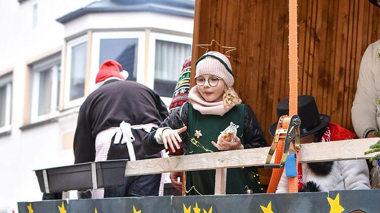 Der Eberner Gaudiwurm trotzte dem trüben Wetter und versprühte tolle Faschingsstimmung. Foto: Ryan Evans