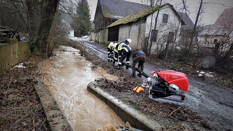Die Feuerwehr war mit einer Pumpe im Einsatz.
