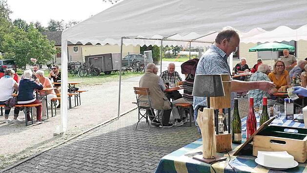 Mitglieder und G&auml;ste kamen zum Weinfest, lie&szlig;en sich einschenken und feierten mit.