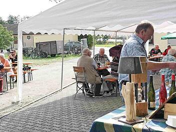 Mitglieder und Gäste kamen zum Weinfest, ließen sich einschenken und feierten mit.