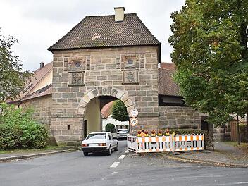 Durch das Forchheimer Tor fahren seit Montag wieder Autos, allerdings nicht für lange Zeit.