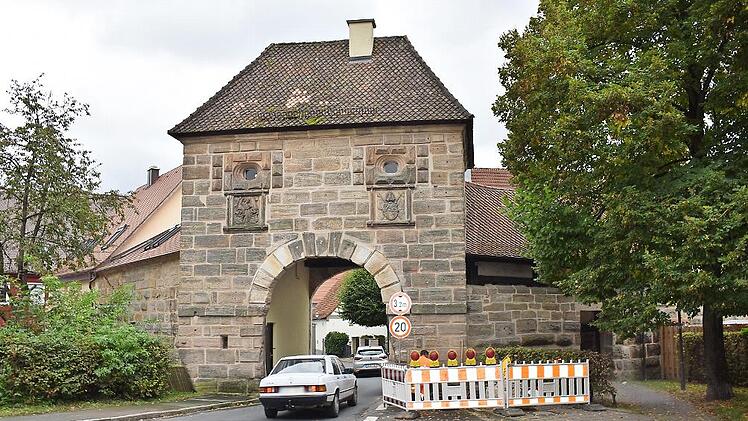 Durch das Forchheimer Tor fahren seit Montag wieder Autos, allerdings nicht für lange Zeit.