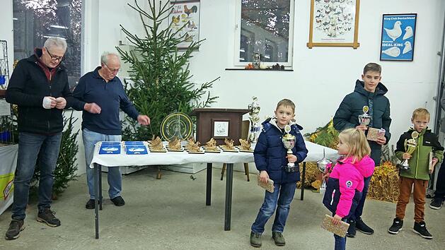 Ausstellungsleiter Bernd Roth und Ehrenmitglied Manfred Becker vom KTZV Reitsch freuen sich mit dem erfolgreichen Nachwuchs Constantin Appel, Frieda Löffler, Max Neidhardt und Julian Beetz (von links).