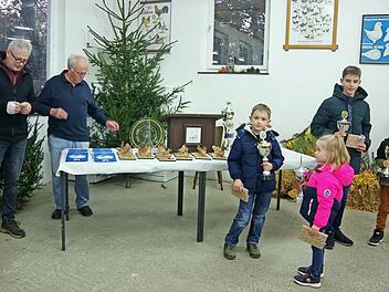 Ausstellungsleiter Bernd Roth und Ehrenmitglied Manfred Becker vom KTZV Reitsch freuen sich mit dem erfolgreichen Nachwuchs Constantin Appel, Frieda Löffler, Max Neidhardt und Julian Beetz (von links).