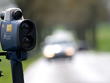 100 km/h zu schnell: Polizei erwischt Raser (45) in Mittelfranken