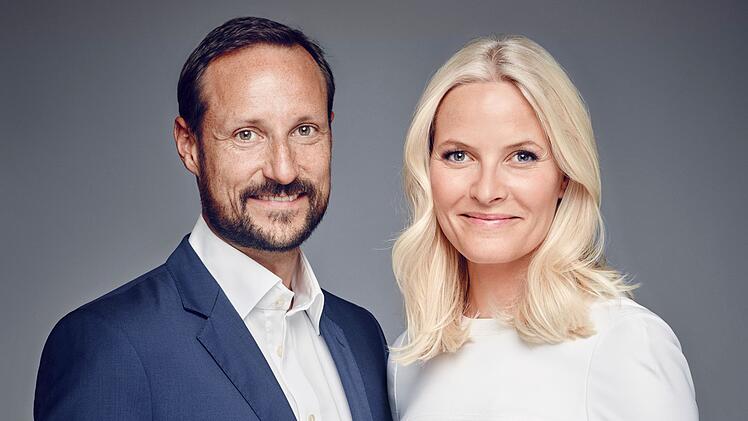 Entgegen allgemeiner Skepsis heiratete der norwegische Kronprinz Haakon mit Mette-Marit Tjessem Høiby eine Bürgerliche, die einen Sohn mit in die Ehe brachte.