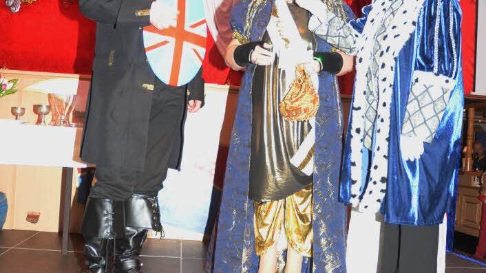 Burger King of Pressig, Hans Pietz (links) wurde von Queen Elisabeth II. und Prinz Charles der Königshaus-Orden überreicht