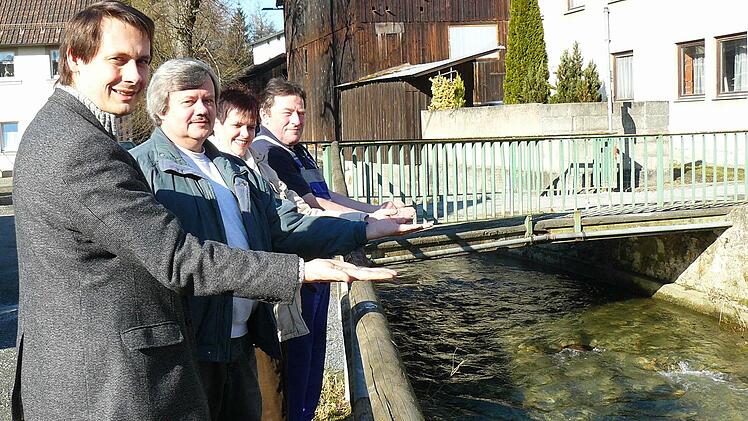 Symbolisch halten Bürgermeister und Anlieger gemeinsam die marode Zufahrtsbrücke über die Zaubach. Sie muss ersetzt werden. Im Bild (von links) Roland Wolfrum, Konrad Bauer, Christine Spindler und Karl-Heinz Kotschenreuther.  Foto: kpw