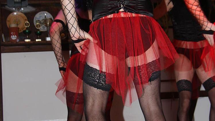 Männerballett zum Thema Moulin Rouge