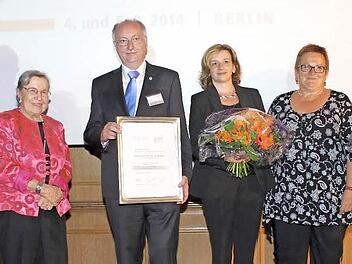 Eine hohe Auszeichnung für das MGH in Bad Rodach. Von links: Ulf Fink, Ursula Lehr, Hubert Joppich, Elke Ferner, Nicole Voigt (Leiterin des MGH Bad Rodach) und Ingrid Klingler-Joppich. Foto: Carsten Höllein
