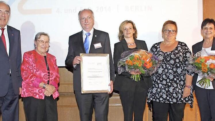 Eine hohe Auszeichnung für das MGH in Bad Rodach. Von links: Ulf Fink, Ursula Lehr, Hubert Joppich, Elke Ferner, Nicole Voigt (Leiterin des MGH Bad Rodach) und Ingrid Klingler-Joppich. Foto: Carsten Höllein