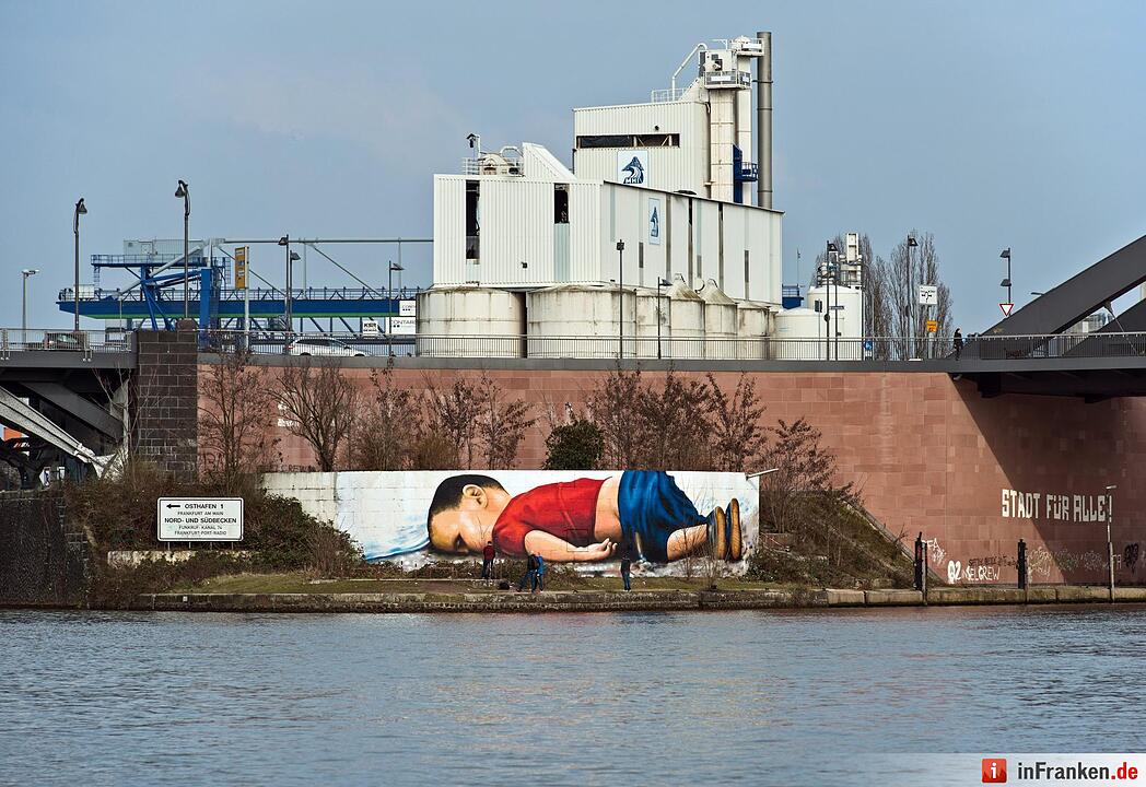 Riesen-Graffito zeigt toten Fluechtlingsjungen