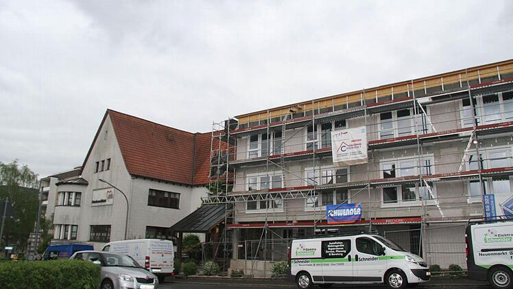 Beim Heiner-Stenglein-Seniorenheim in der Siedlung wird an zwei Seiten gebaut. Foto: Sonny Adam