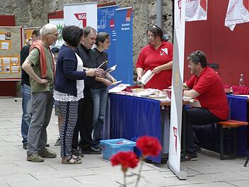 Informationen über die Gewerkschaften, ihre Arbeit und ihre Ziele standen im Mittelpunkt des ersten DGB-Burgfestes. Die Resonanz lässt die Veranstalter bereits jetzt an eine Wiederholung denken. Foto: Winfried Ehling