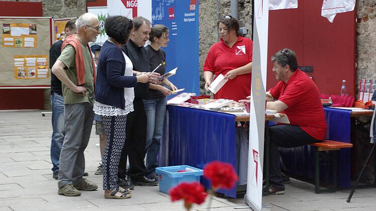 Informationen über die Gewerkschaften, ihre Arbeit und ihre Ziele standen im Mittelpunkt des ersten DGB-Burgfestes. Die Resonanz lässt die Veranstalter bereits jetzt an eine Wiederholung denken. Foto: Winfried Ehling