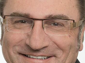 Die Öffentlichkeit kennt das lachende Gesicht Bernd Händels. In seinem Buch erfährt man, dass er wie jeder andere auch schlimme Erfahrungen durchlebt hat. Aber das Lachen kam zurück. Foto: PR