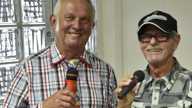 Sie sind Freunde Heinz Braunreuther, Leiter des Nostalgiemuseums Burgpreppach, (links) und "Mambo" Hilmar Hirt aus Zeil. Im Zeiler Fotomuseum wurden Erinnerungen wach. Foto: Gerold Snater