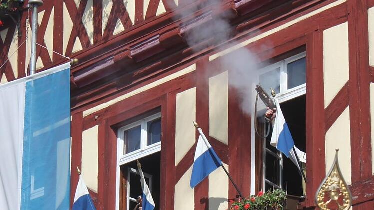 Drei Mal hat's gekracht - und einmal geklirrt: Die Vibrationen des Schusses eines Böllerschützen aus dem Rathaus zerstörten eine Scheibe. Foto: Matthias Einwag