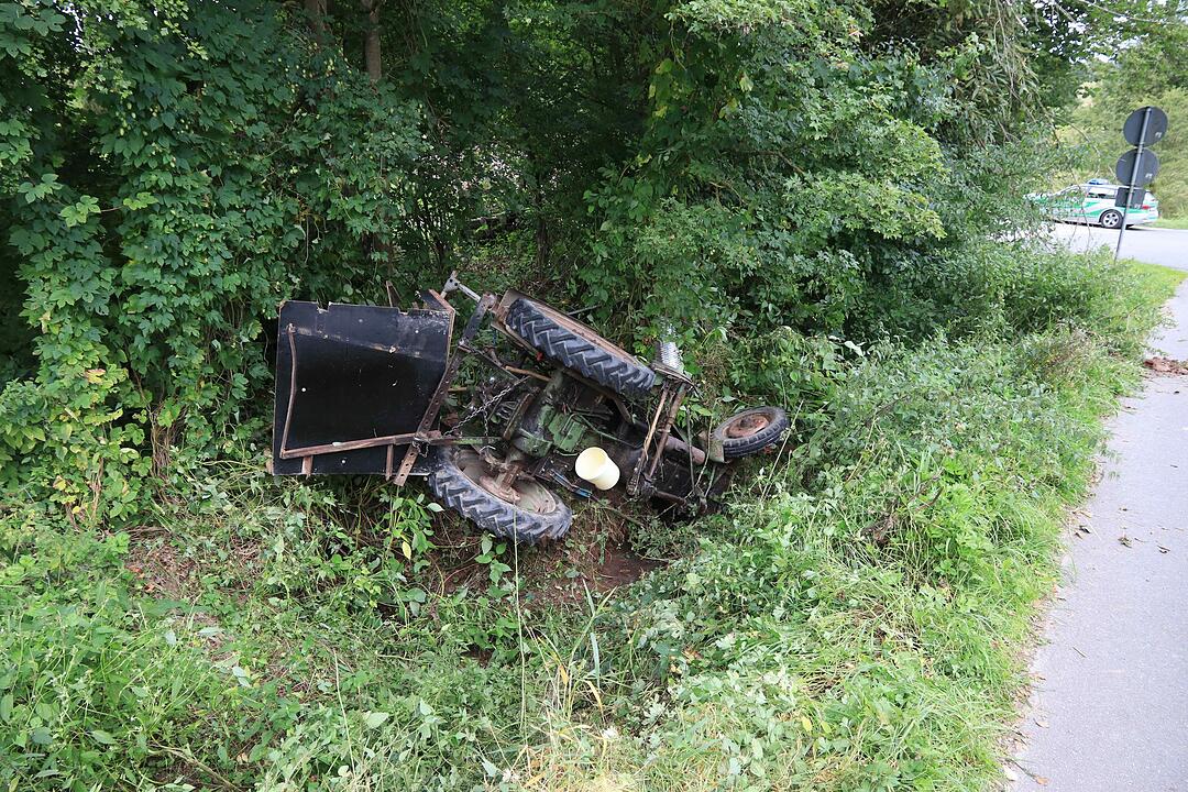 Schlüsselfeld: Traktor stürzt in Graben