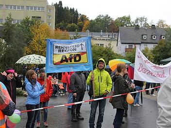 Die "Alternative Mitte" trifft sich in Tettau im Landkreis Kronach. Vor der Halle protestieren Menschen gegen die Partei.  Foto: Veronika Schadeck