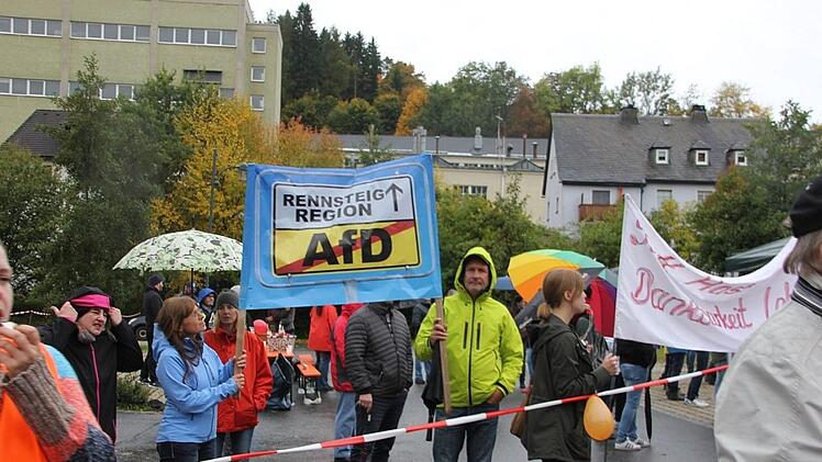 Die "Alternative Mitte" trifft sich in Tettau im Landkreis Kronach. Vor der Halle protestieren Menschen gegen die Partei.  Foto: Veronika Schadeck
