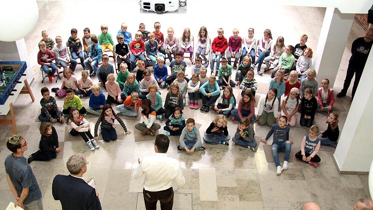 Bei der Übergabe des Sportabzeichens an der Herzogenauracher Carl-Platz-Schule Foto: Richard Sänger