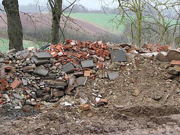 Auf einem städtischen Grundstück wurde unerlaubt und ohne Wissen der Stadt Bauschutt zwischengelagert. Jetzt gab es deshalb Ärger.Heike Beudert