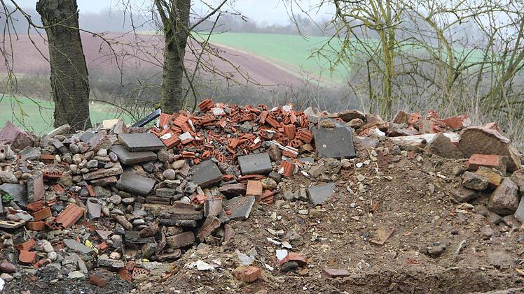 Auf einem städtischen Grundstück wurde unerlaubt und ohne Wissen der Stadt Bauschutt zwischengelagert. Jetzt gab es deshalb Ärger.Heike Beudert