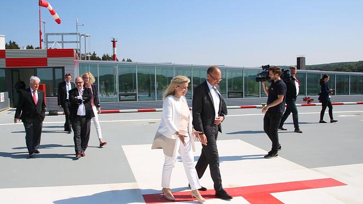 Das H steht nicht für Huml, sondern für Hubschrauber: Bayerns Gesundheitsministerin Melanie Huml besichtigte bei einem Rundgang durch den Klinikneubau auch den Hubschrauberlandeplatz.Matthias Einwag