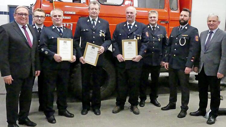 Für 40 Jahre Dienstzeit wurden Burkhardt Stumpf, Gerhard Potzel und Harald König (mit Urkunden, von links) geehrt. Dazu gratulierten (von links) stellvertretender Landrat Dieter Schaar, Vorsitzender André Stöcker, Kreisbrandinspektor Friedrich Weinlein, Kommandant Christian Diersch und Bürgermeister Werner Diersch.  Foto: Dieter Hübner