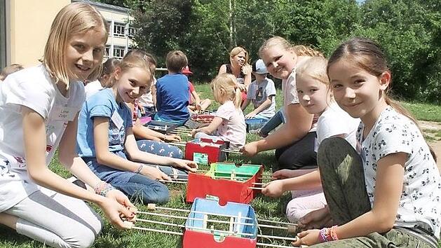Die Gruppe testet die selbst hergestellten Spielzeuge auf Herz und Nieren: Lina Zolp (links), Mathilda Layer (rechts), Berufspraktikantin Isabell Sandner (Dritte von rechts).  Foto: Johanna Ott/Mehrgenerationenhaus