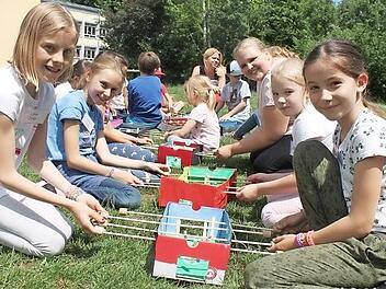 Die Gruppe testet die selbst hergestellten Spielzeuge auf Herz und Nieren: Lina Zolp (links), Mathilda Layer (rechts), Berufspraktikantin Isabell Sandner (Dritte von rechts).  Foto: Johanna Ott/Mehrgenerationenhaus