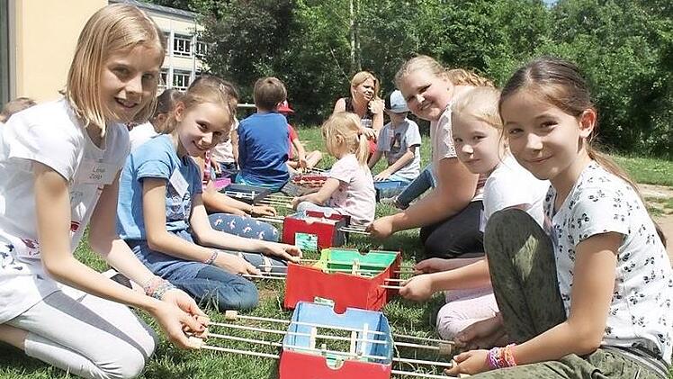 Die Gruppe testet die selbst hergestellten Spielzeuge auf Herz und Nieren: Lina Zolp (links), Mathilda Layer (rechts), Berufspraktikantin Isabell Sandner (Dritte von rechts).  Foto: Johanna Ott/Mehrgenerationenhaus