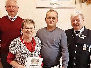 Manfred Hahn, Vorsitzender der SRK Steinwiesen (rechts) hat Bruno Beierlorzer (links), Helga Rattinger und Udo Barnickel für langjährige Mitgliedschaft geehrt. Foto: Susanne Deuerling