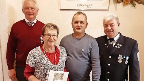 Manfred Hahn, Vorsitzender der SRK Steinwiesen (rechts) hat Bruno Beierlorzer (links), Helga Rattinger und Udo Barnickel für langjährige Mitgliedschaft geehrt. Foto: Susanne Deuerling