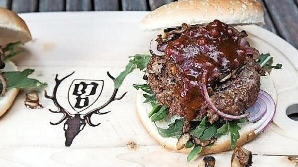 Selbstgemachte Burger mit Patties aus Wildbret Foto: Oliver Bodmer