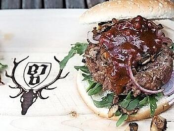 Selbstgemachte Burger mit Patties aus Wildbret Foto: Oliver Bodmer