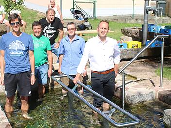 Das Wasser kommt aus einer circa einen Kilometer entfernten Quelle Richtung Hassenbach und hat konstante zwölf Grad Celsius. Zum Wassertreten ideal. Dies testen Bürgermeister Mario Götz, Oliver Schlereth, Herbert Schmitt, Christoph Kleinhenz und Paul Bieber.  Foto: Hilmar Ruppert